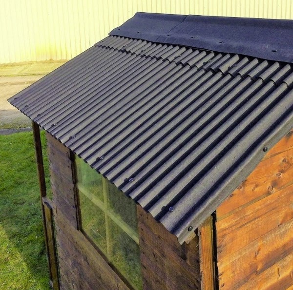 pose de nouvelle toiture sur abri de jardin