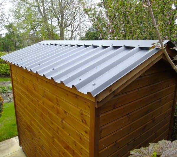 reparation de toit sur abri de jardin